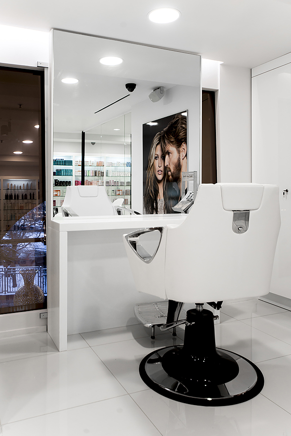 Парикмахерское оборудование Maletti в интерьере Jean-Louis-David в белом цвете