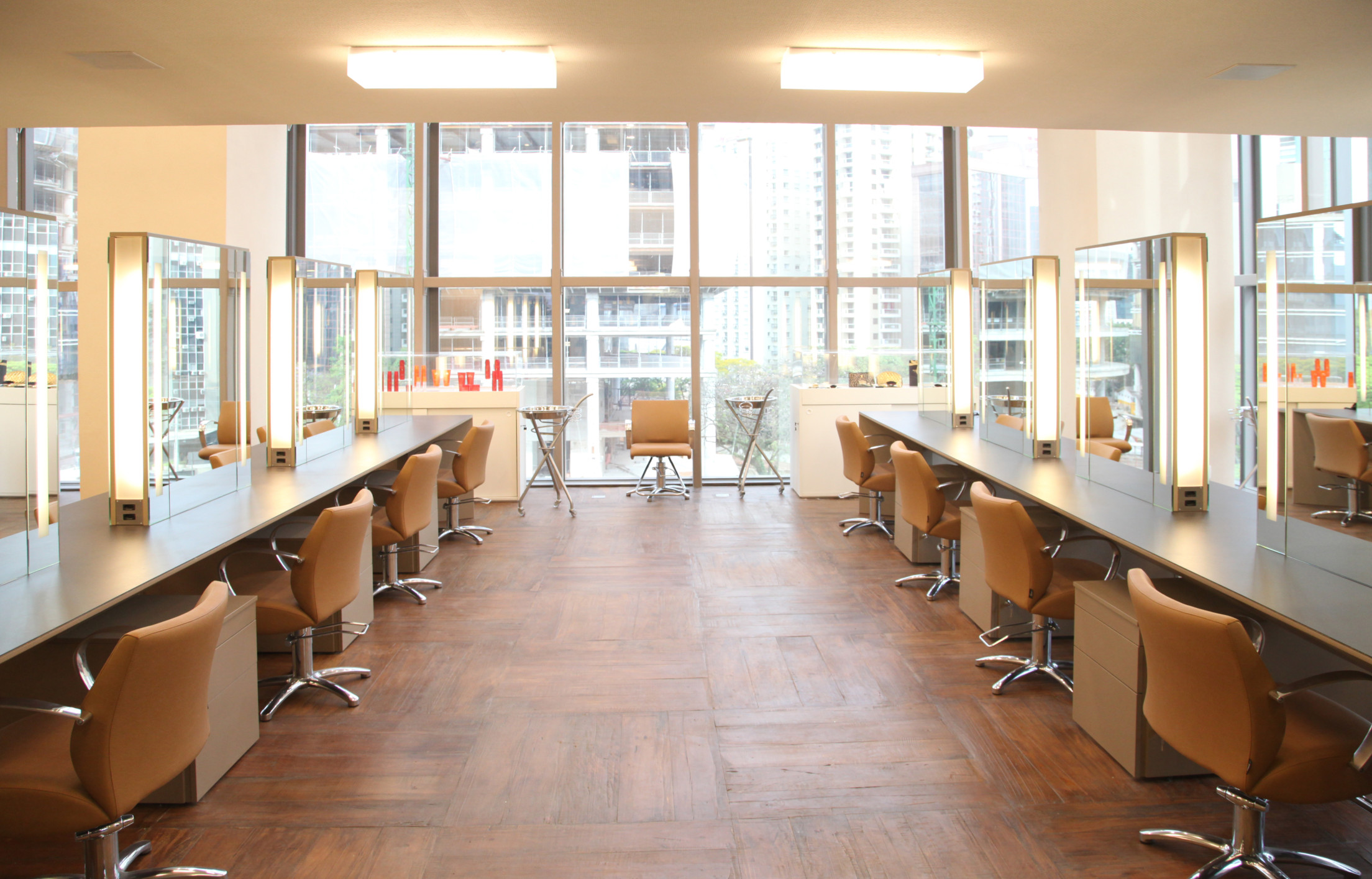 Парикмахерские кресла Lioness Maletti в бежевой обивке