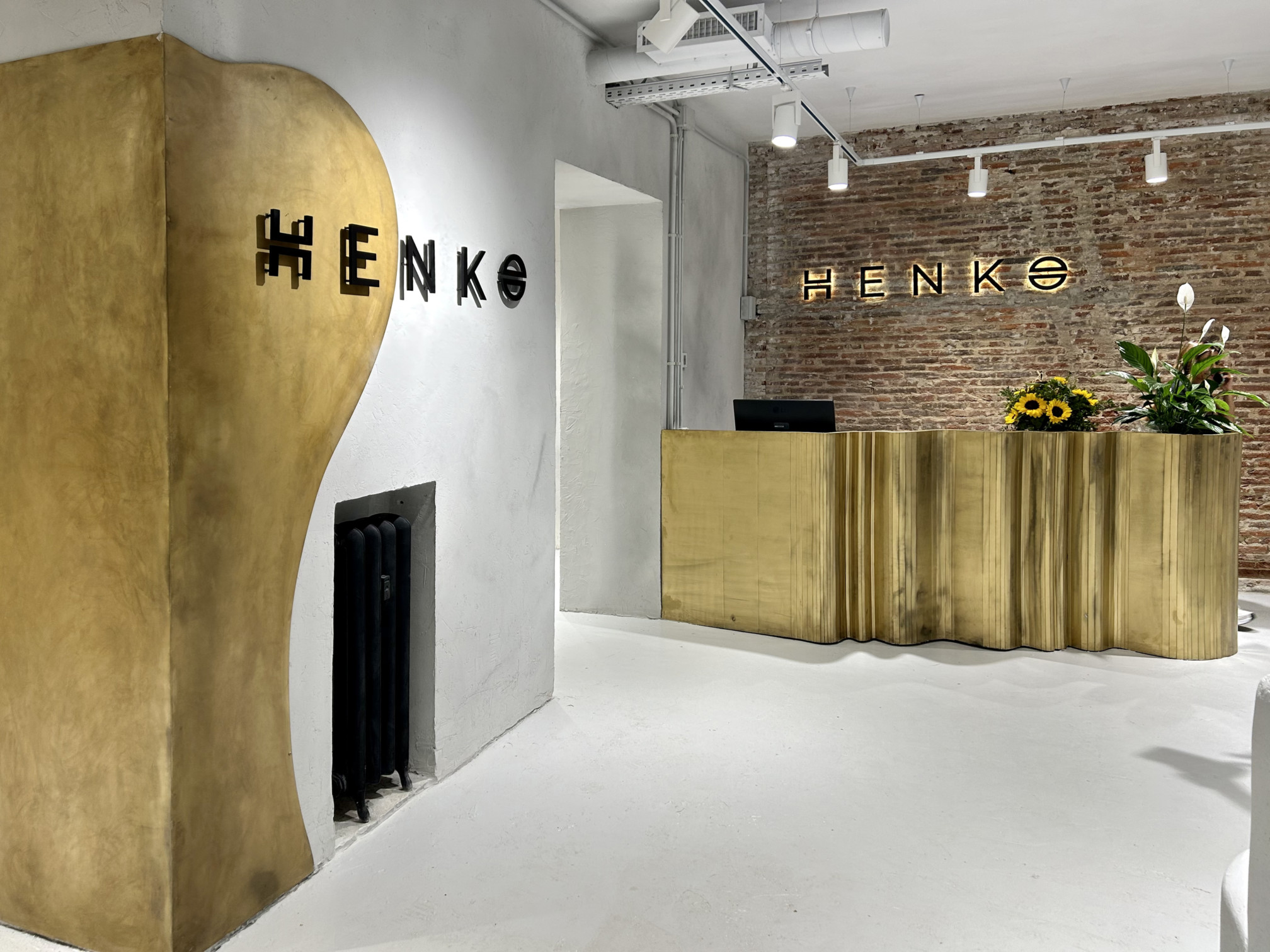 Зона рецепции в интерьере салона красоты HENKO