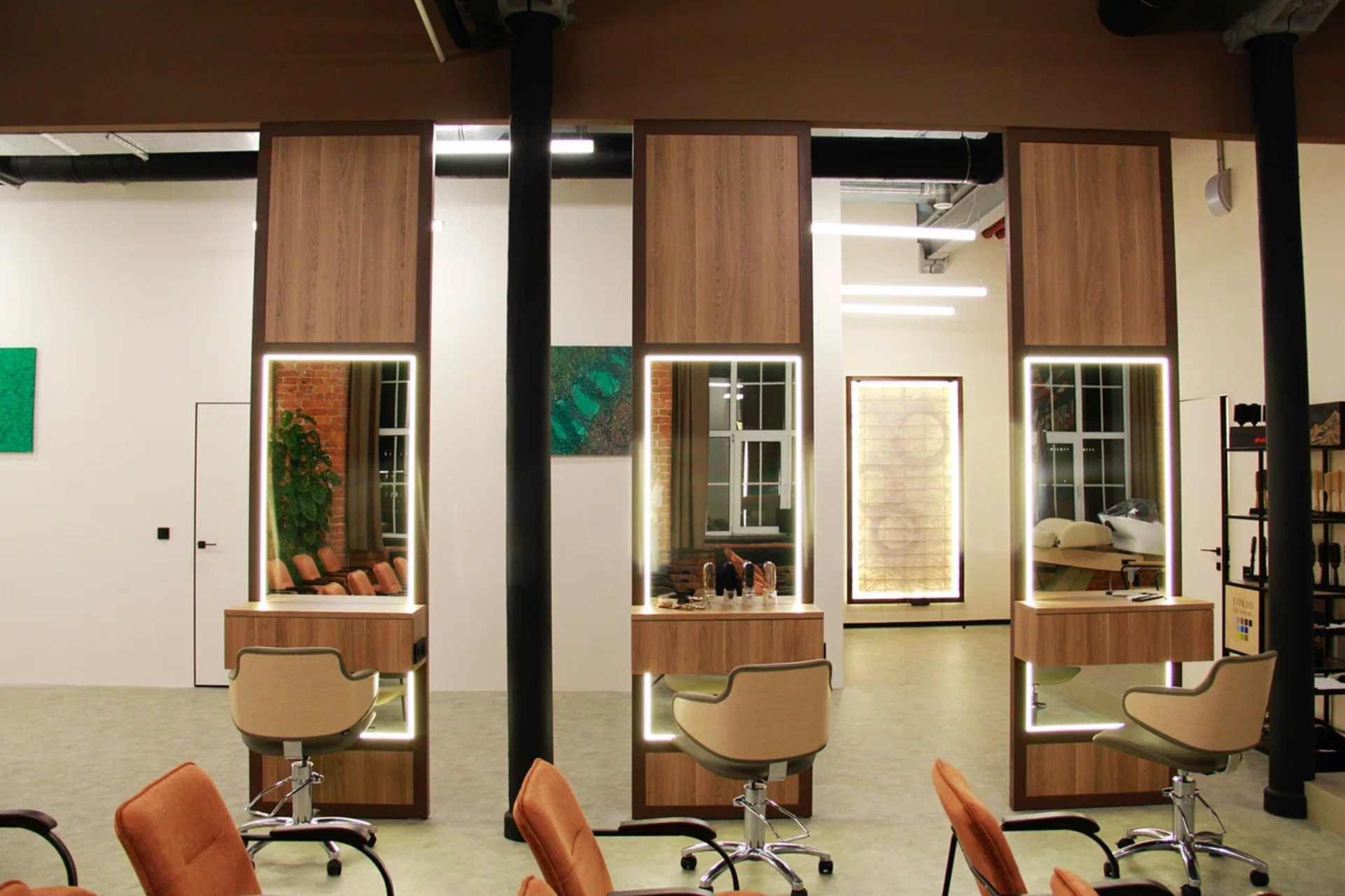 Парикмахерское оборудование Maletti в интерьере академии Окрылённые