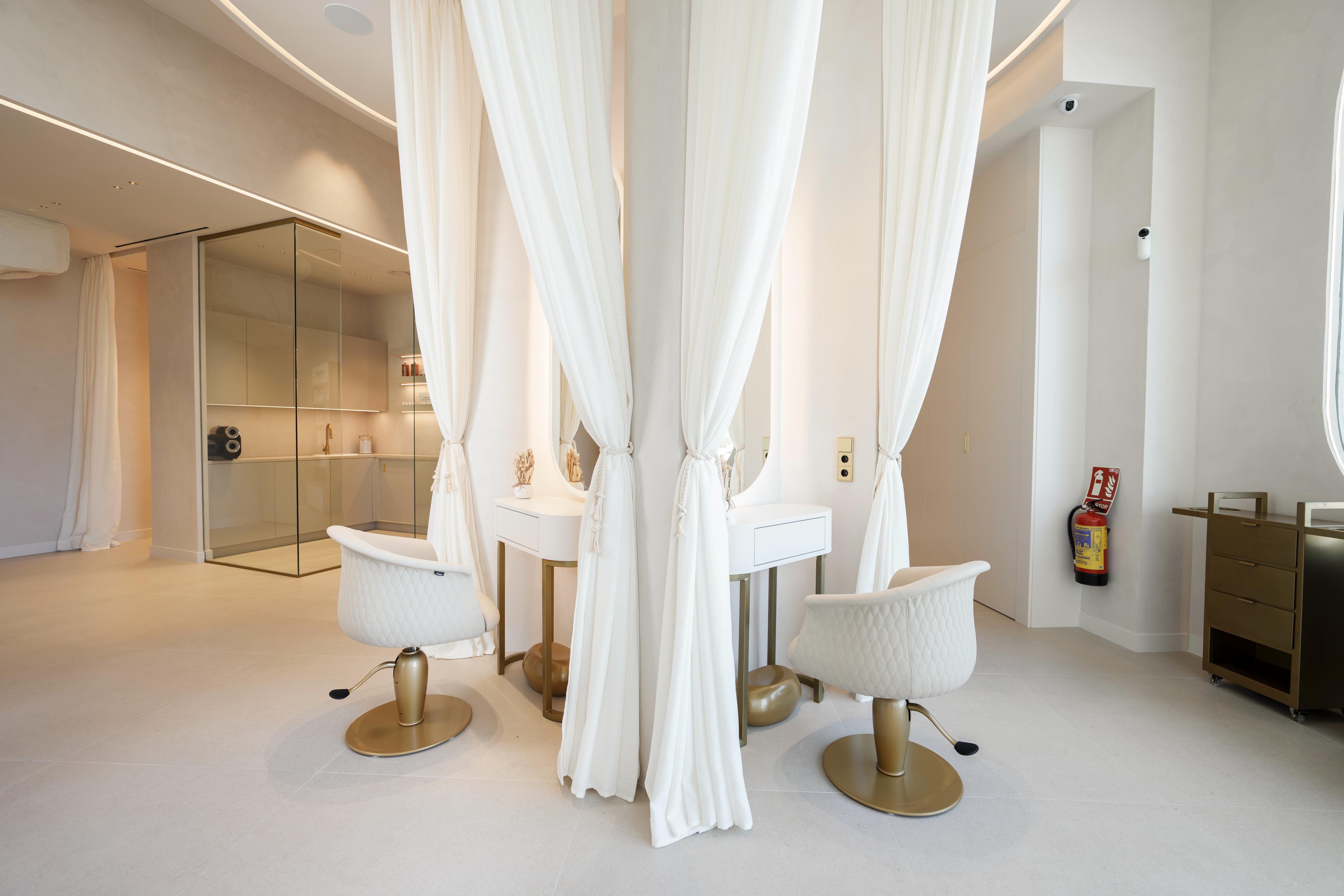 Парикмахерские кресла MIMI в белом цвете на золотом основании