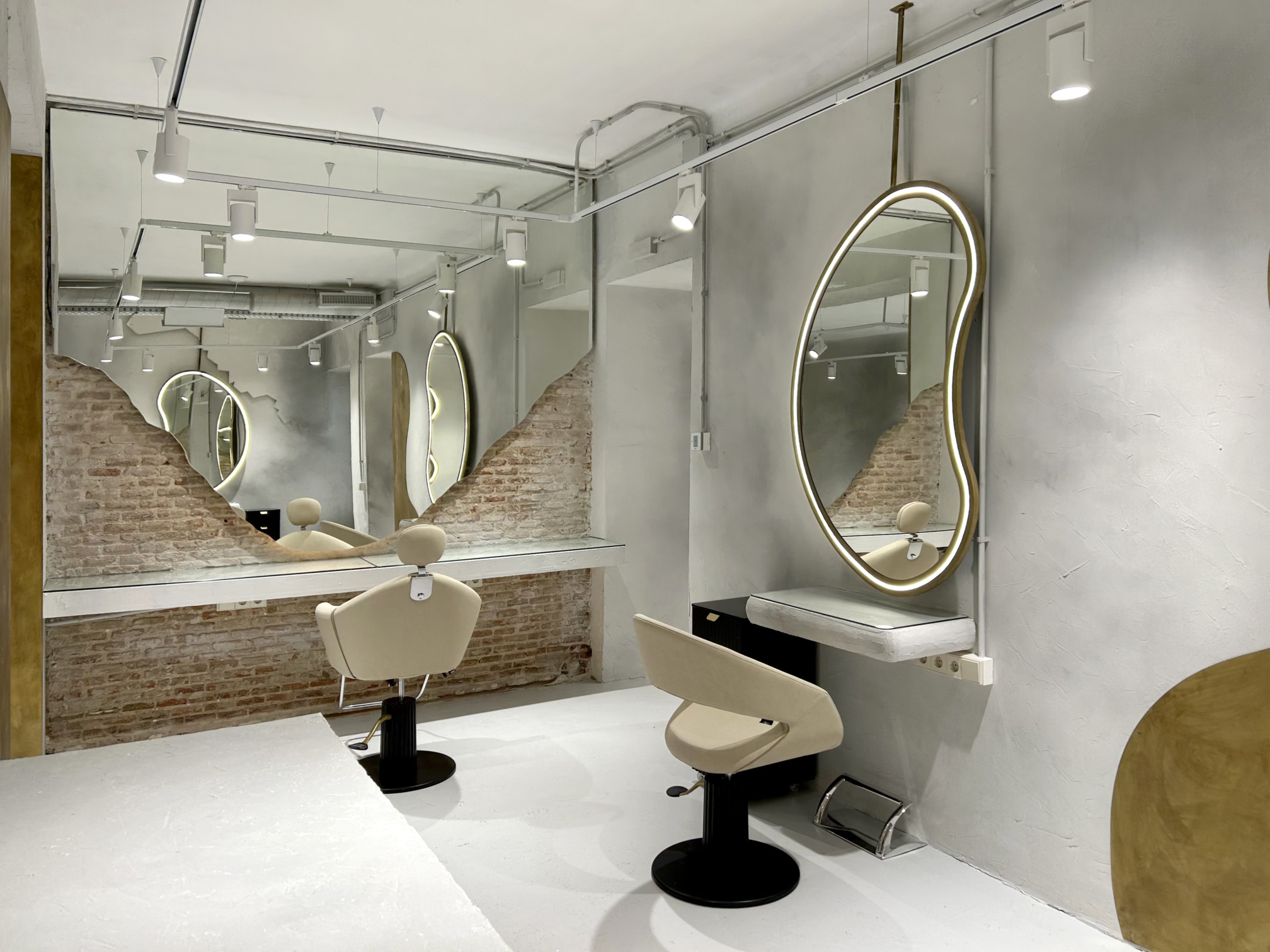 Бежевые кресла Maletti на круглом основании черного цвета