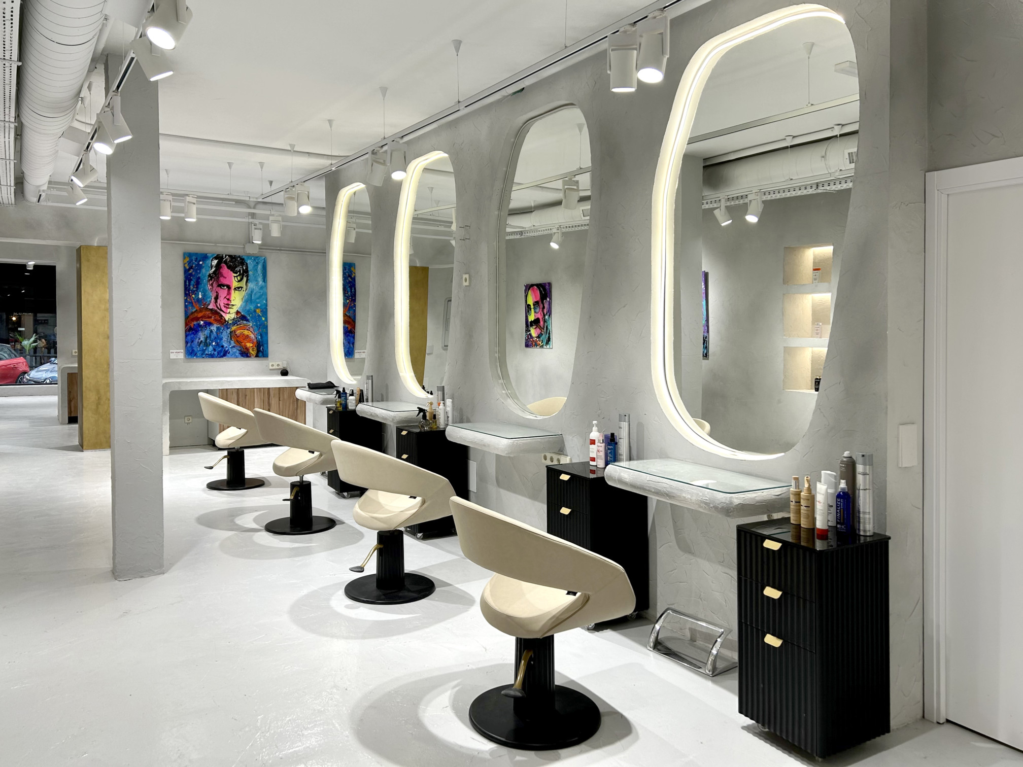 Парикмахерский зал с креслами Caruso на черном основании SARAH