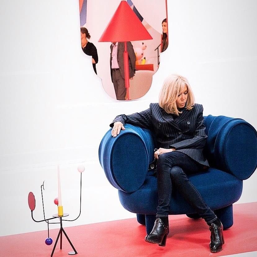 Первая леди Франции в кресле Maison Dada