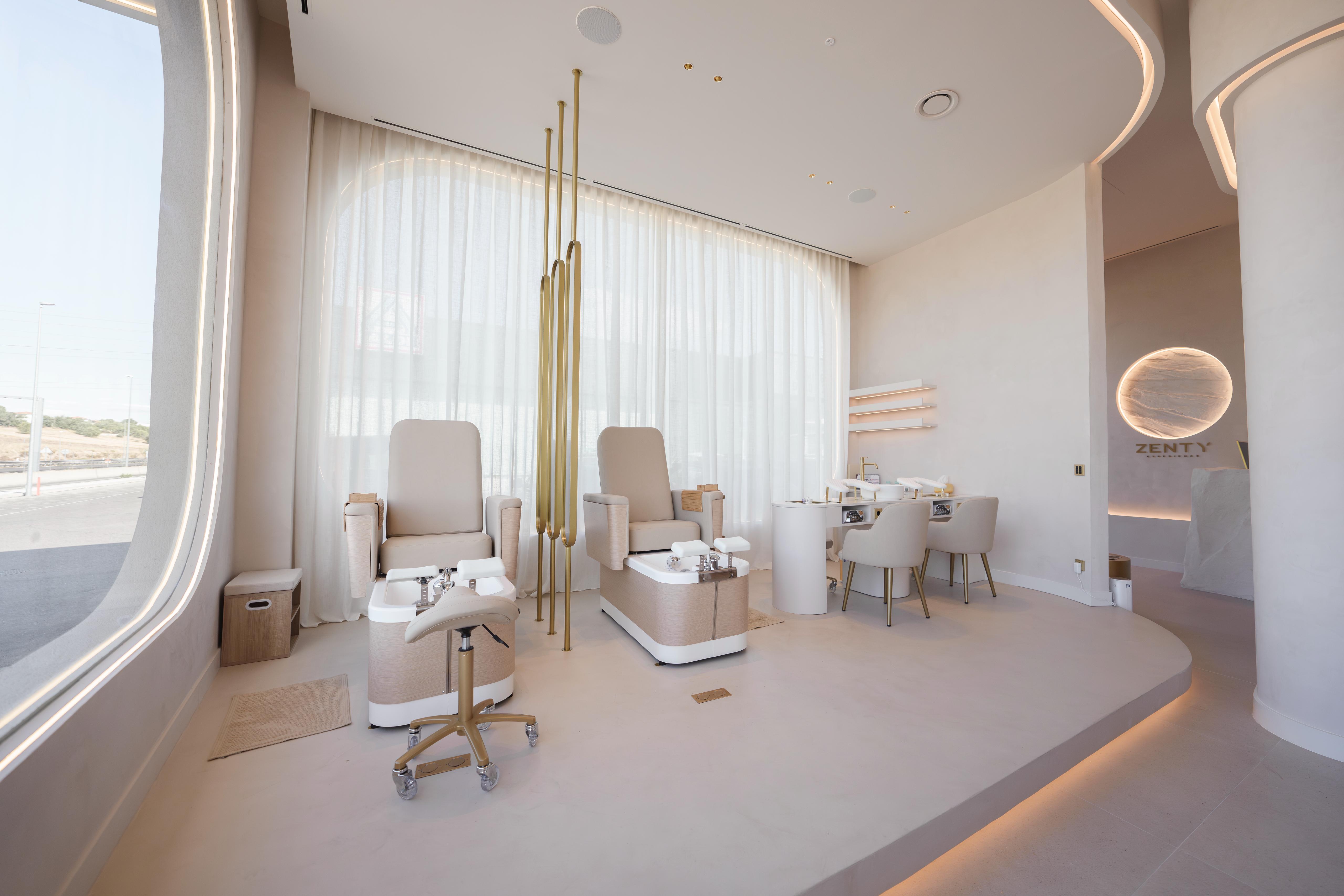 Зона педикюрных станций FOOT DREAM LUXURY в светлом дереве со стульчиком мастера SGABI