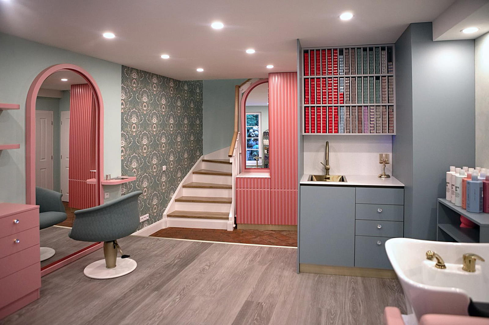 Парикмахерское кресло и розовые тележки