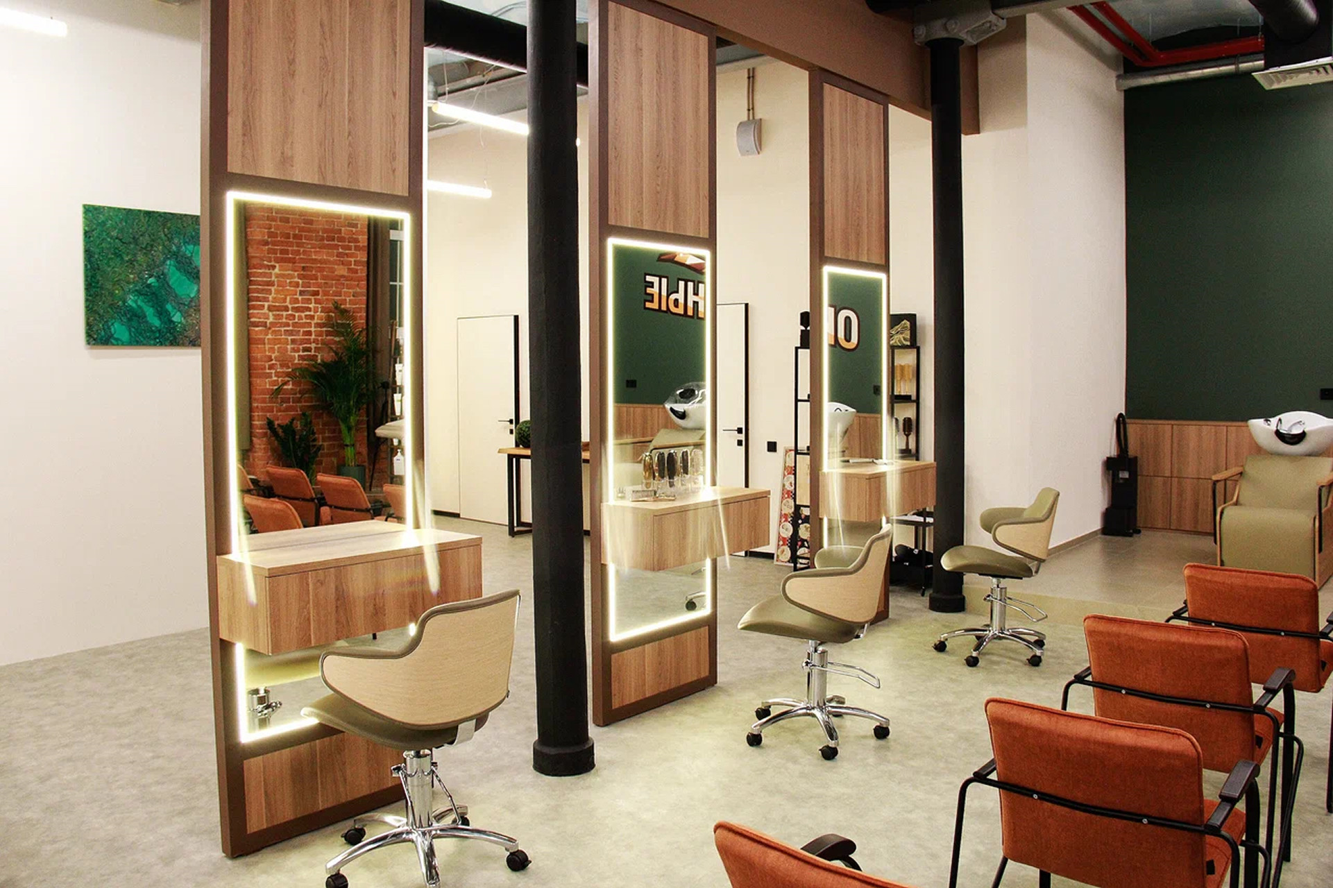 Парикмахерское оборудование Maletti в интерьере академии Окрылённые