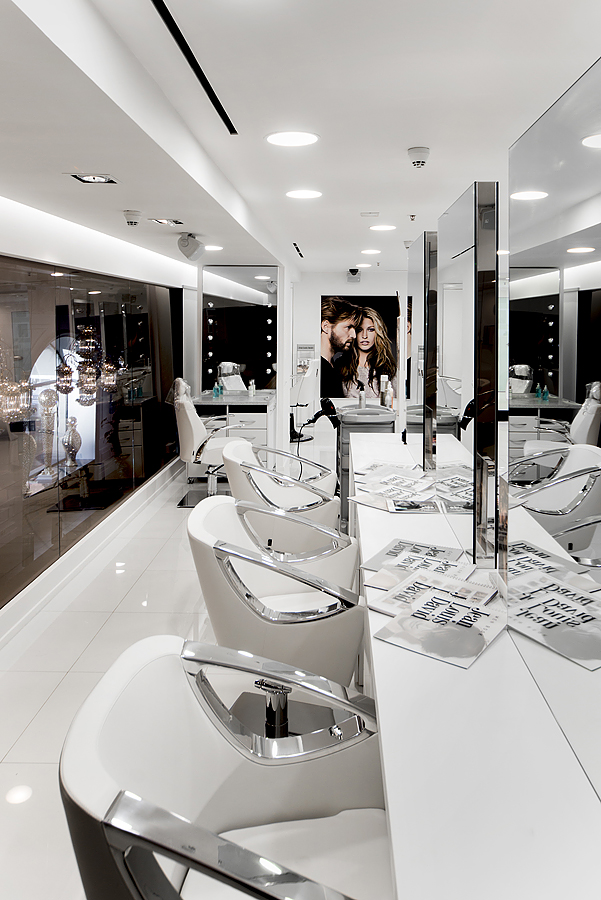 Парикмахерское оборудование Maletti в интерьере Jean-Louis-David в белом цвете