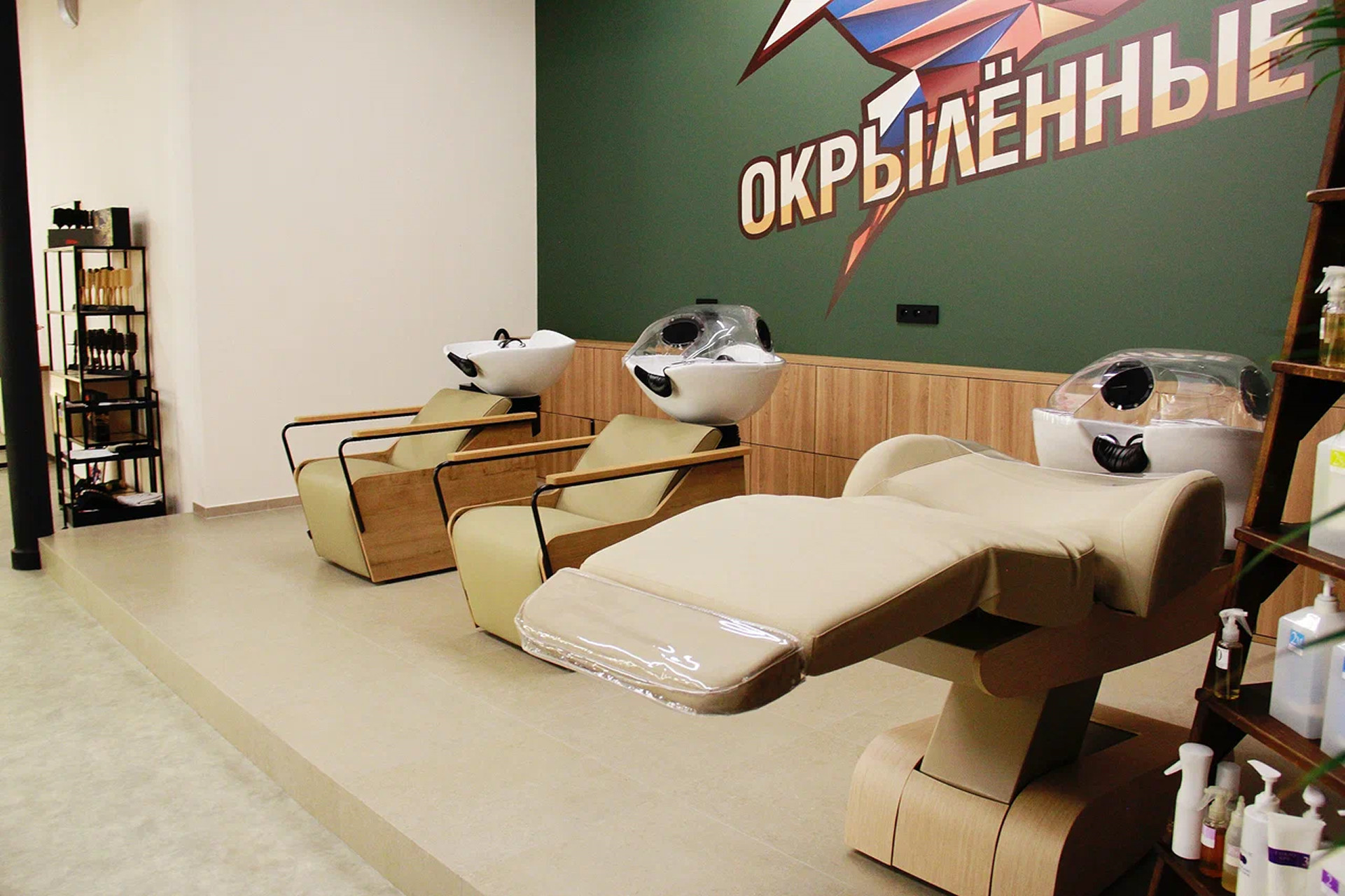 Парикмахерское оборудование Maletti в интерьере академии Окрылённые