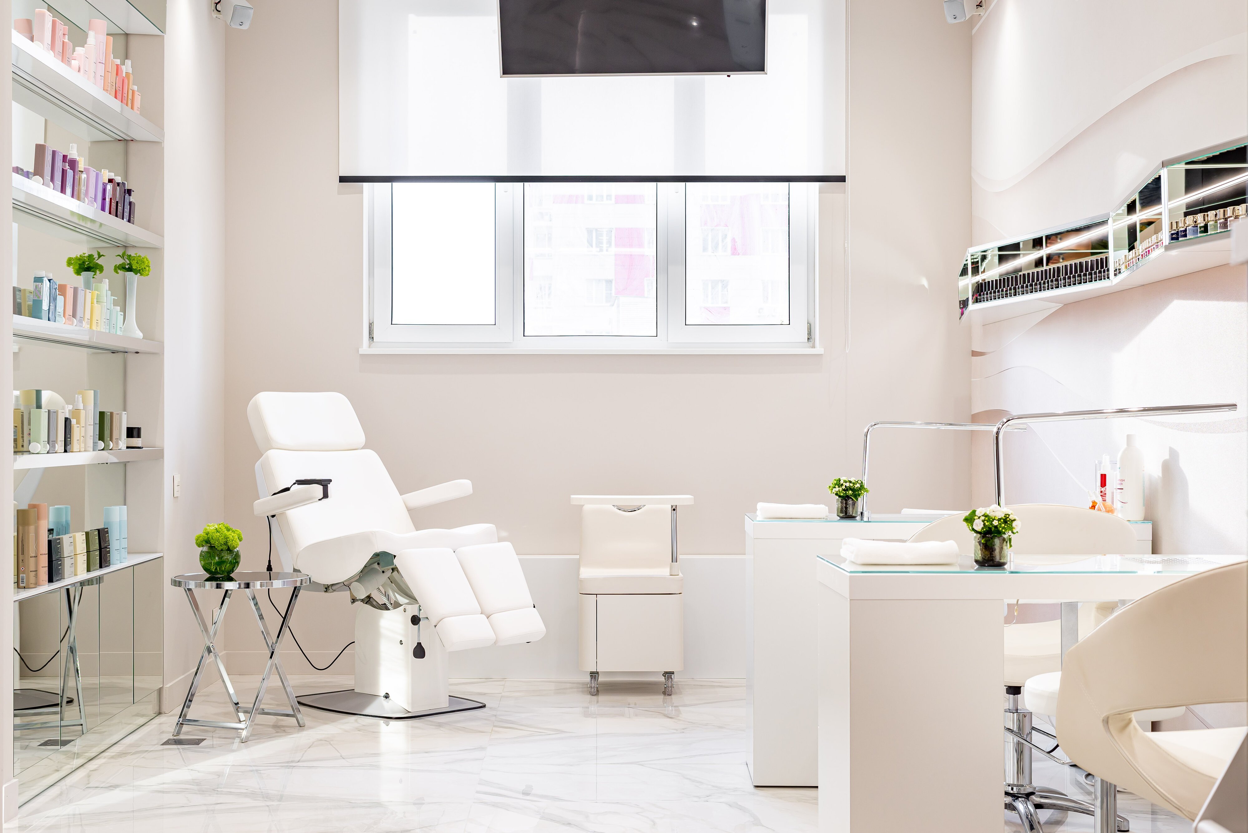 Зона педикюра и маникюра в салоне GLOW в цвете PANTONE 2026