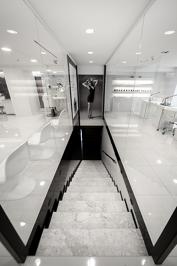 Парикмахерское оборудование Maletti в интерьере Jean-Louis-David в белом цвете