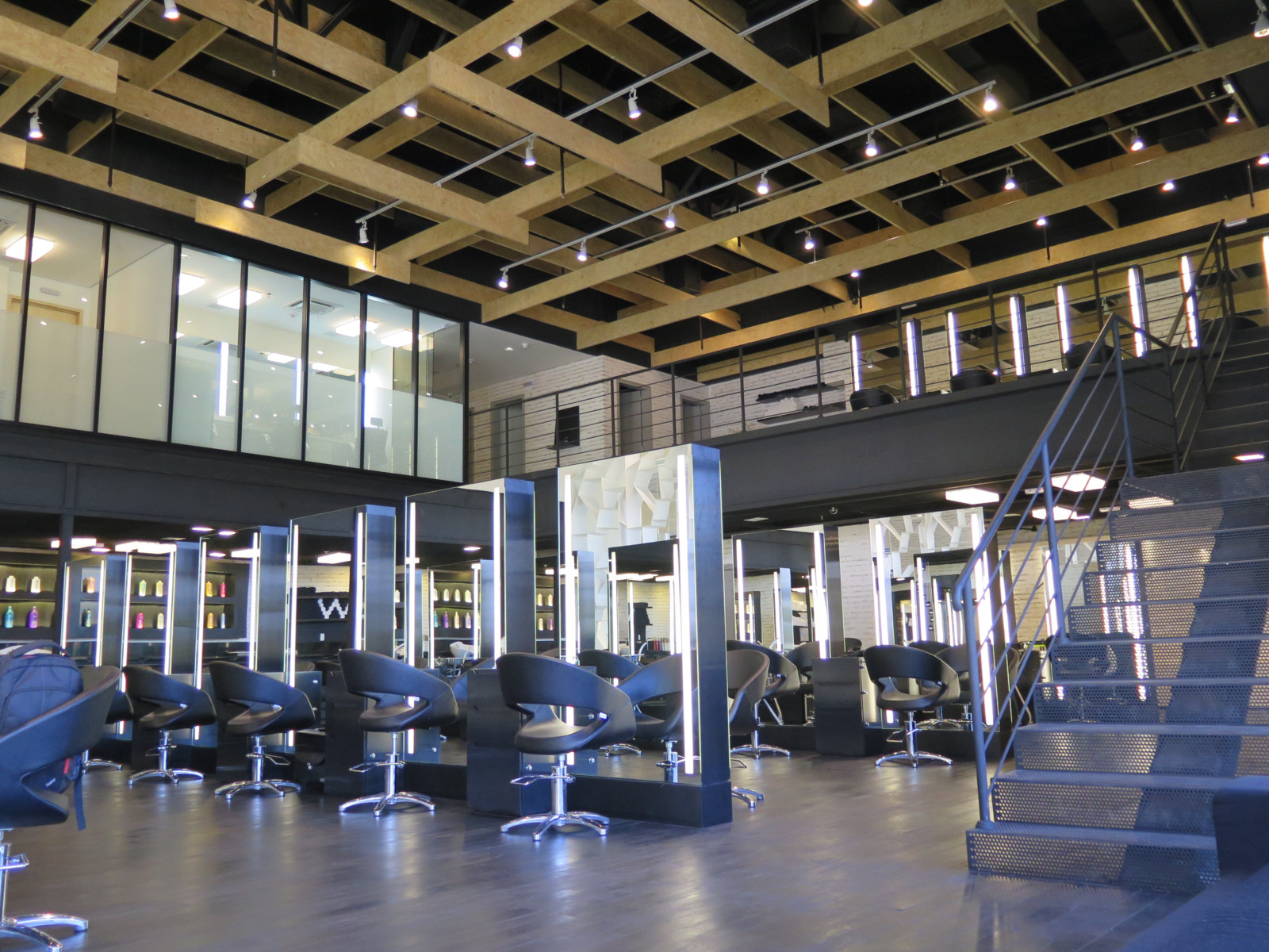 Парикмахерские кресла Caruso Maletti в черной обивке