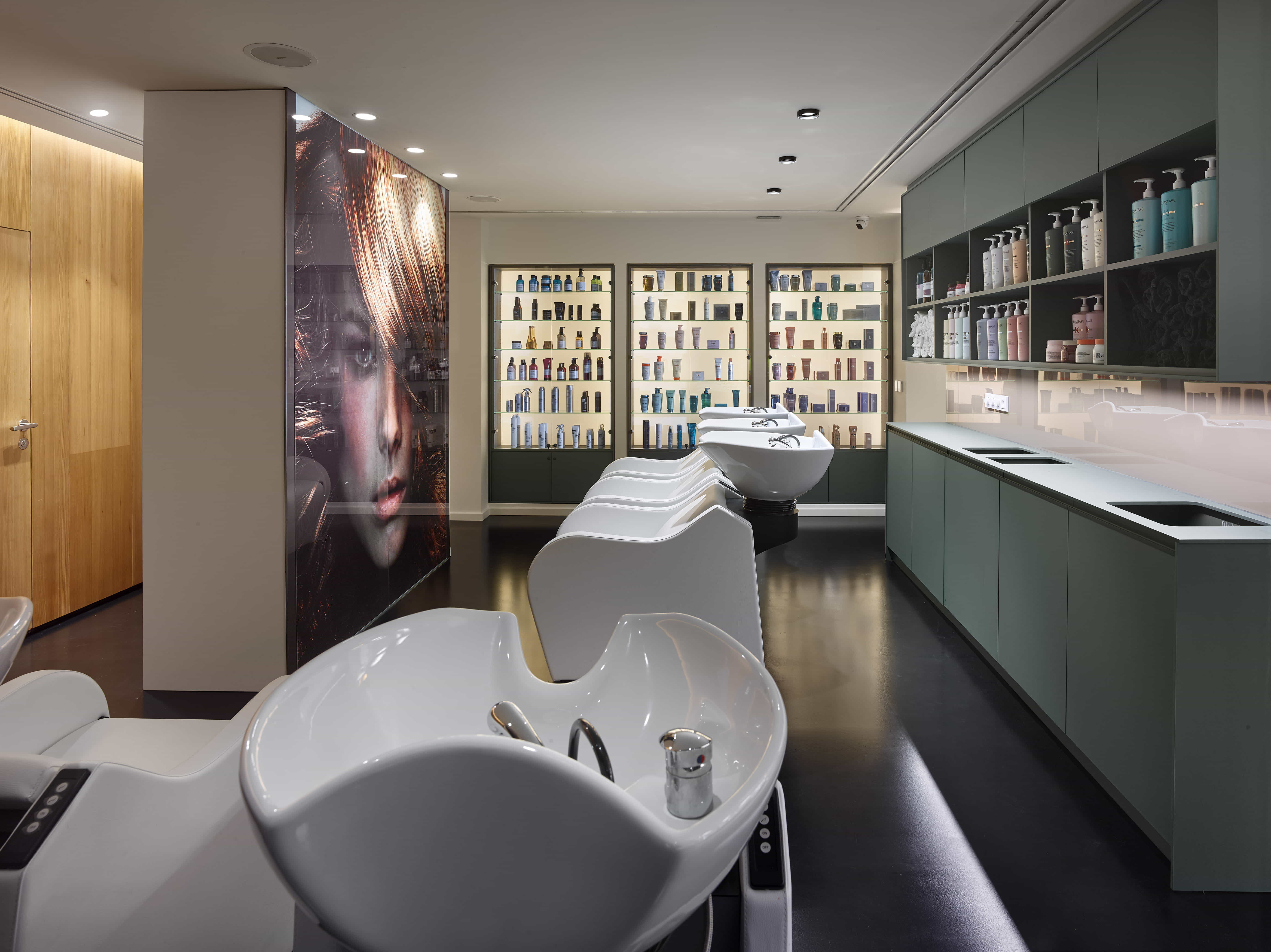 Зона парикмахерских моек и колористики