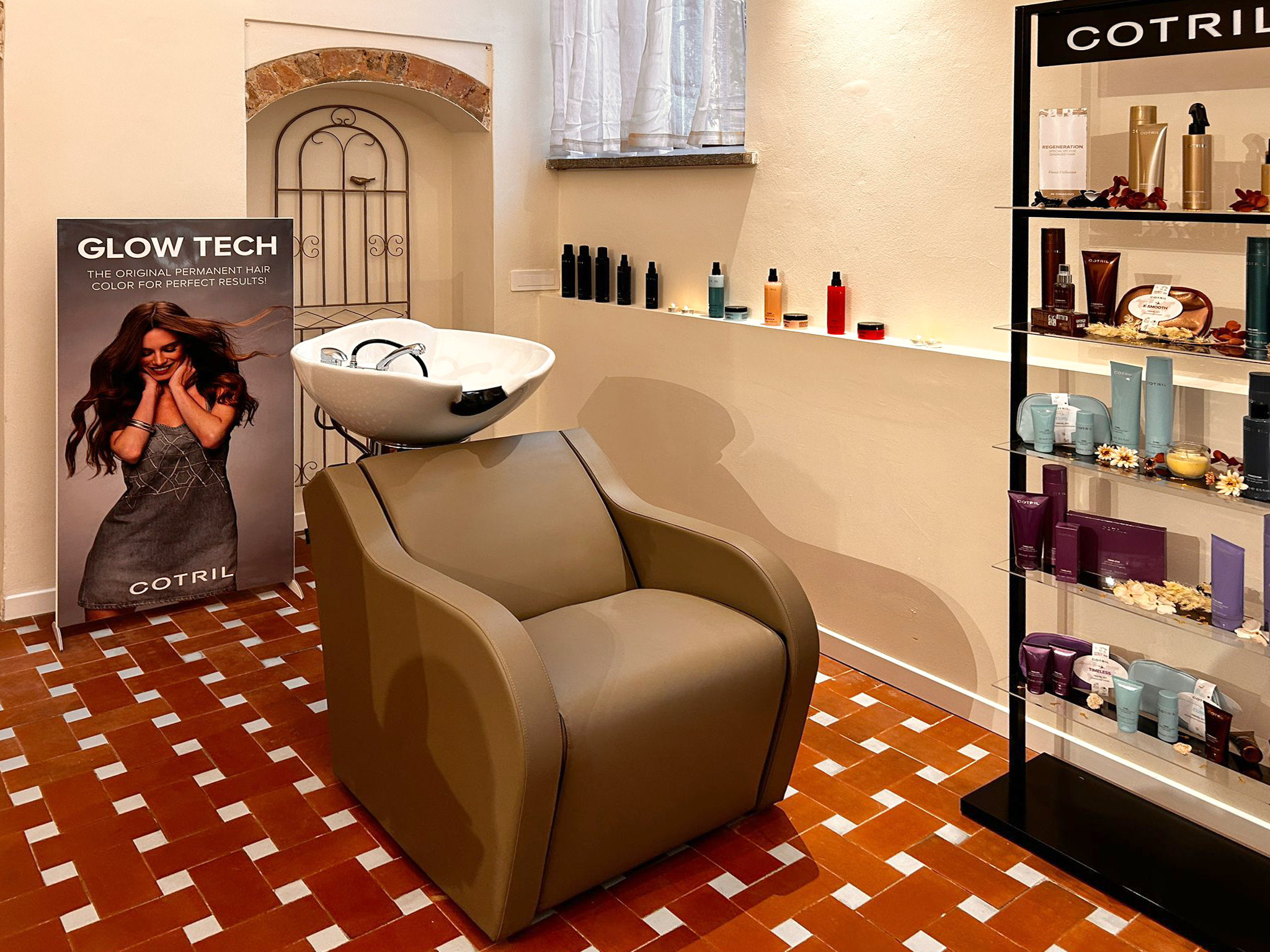 Зона парикмахерской мойки HARTEMISIA в интерьере салона красоты Nuova Estetica