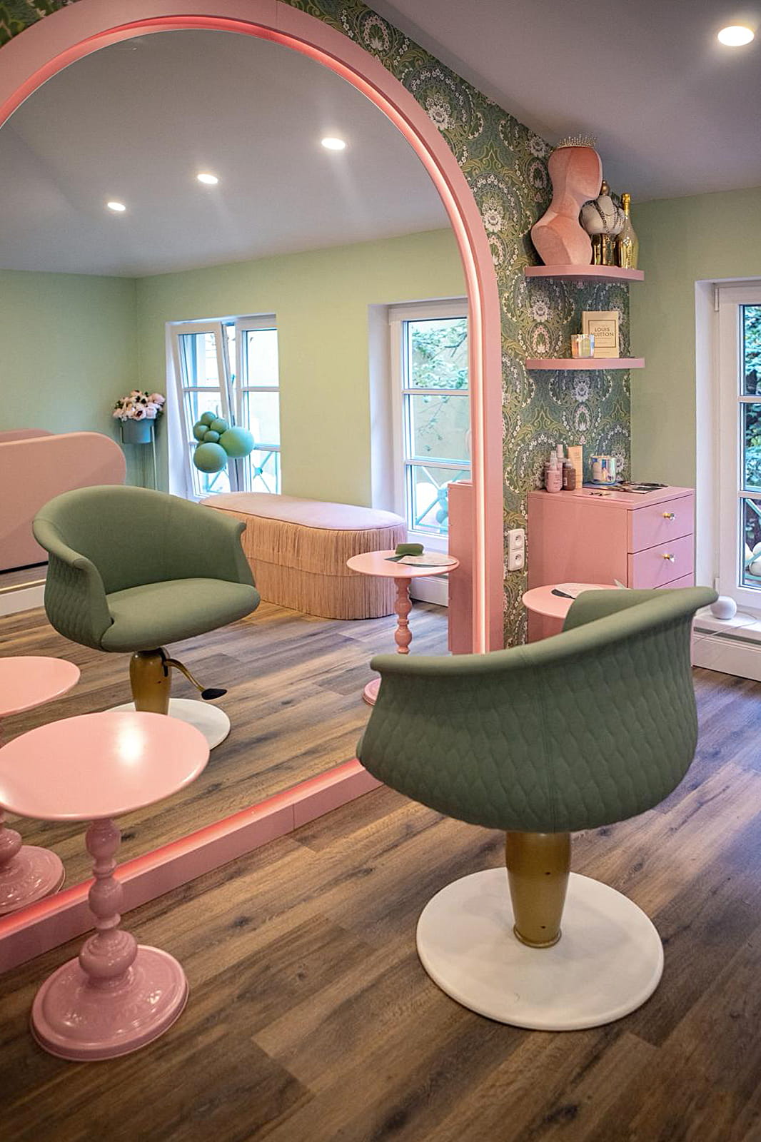 Парикмахерское кресло MIMI в приглушенно-зеленом цвете