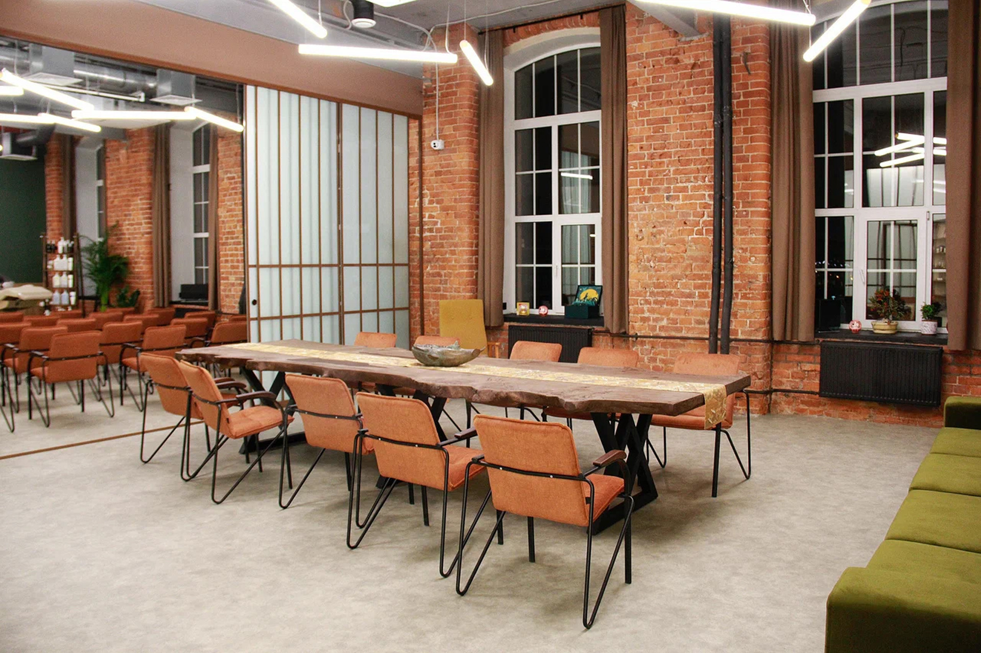 Парикмахерское оборудование Maletti в интерьере академии Окрылённые