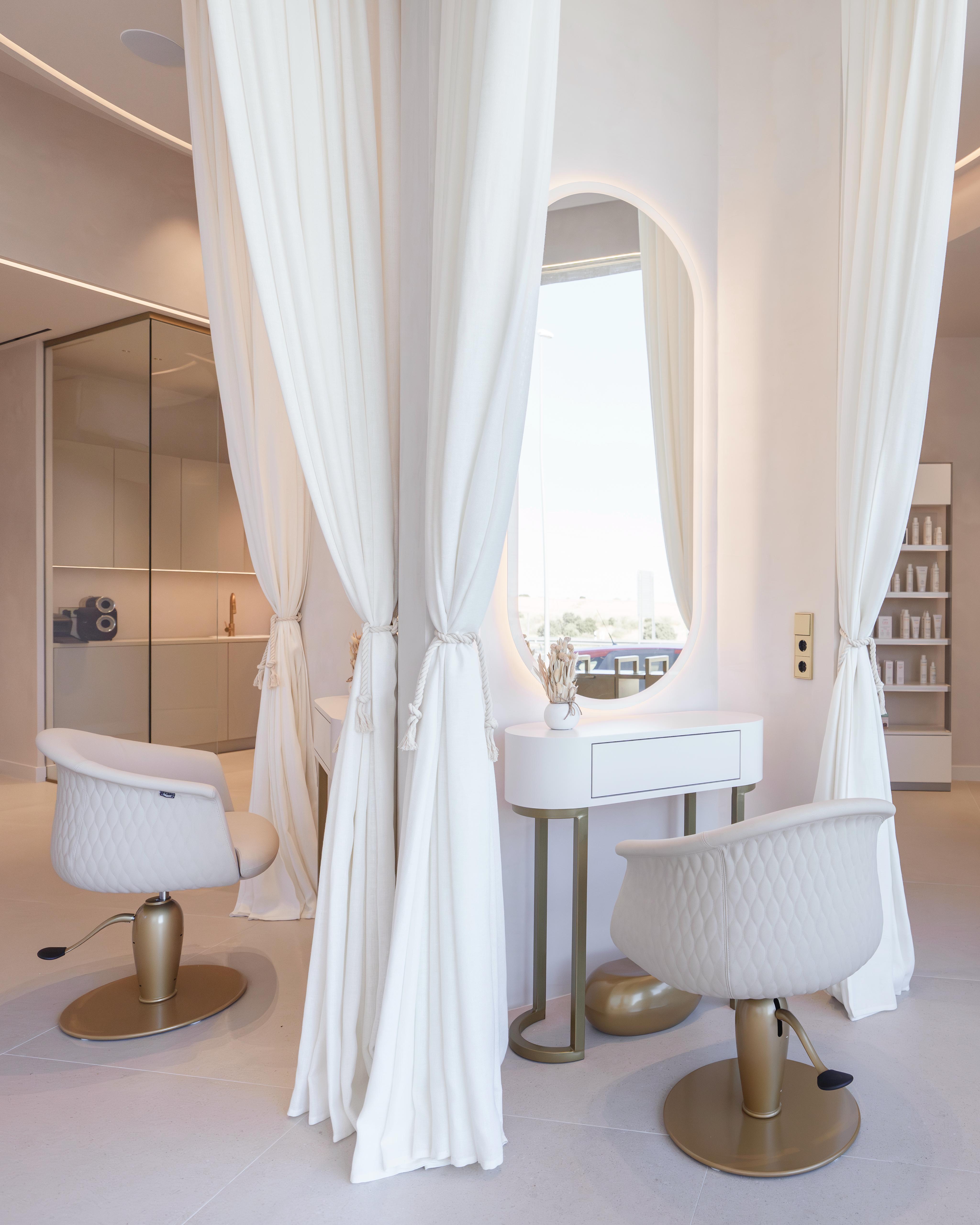 Парикмахерские кресла MIMI в белом цвете на золотом основании