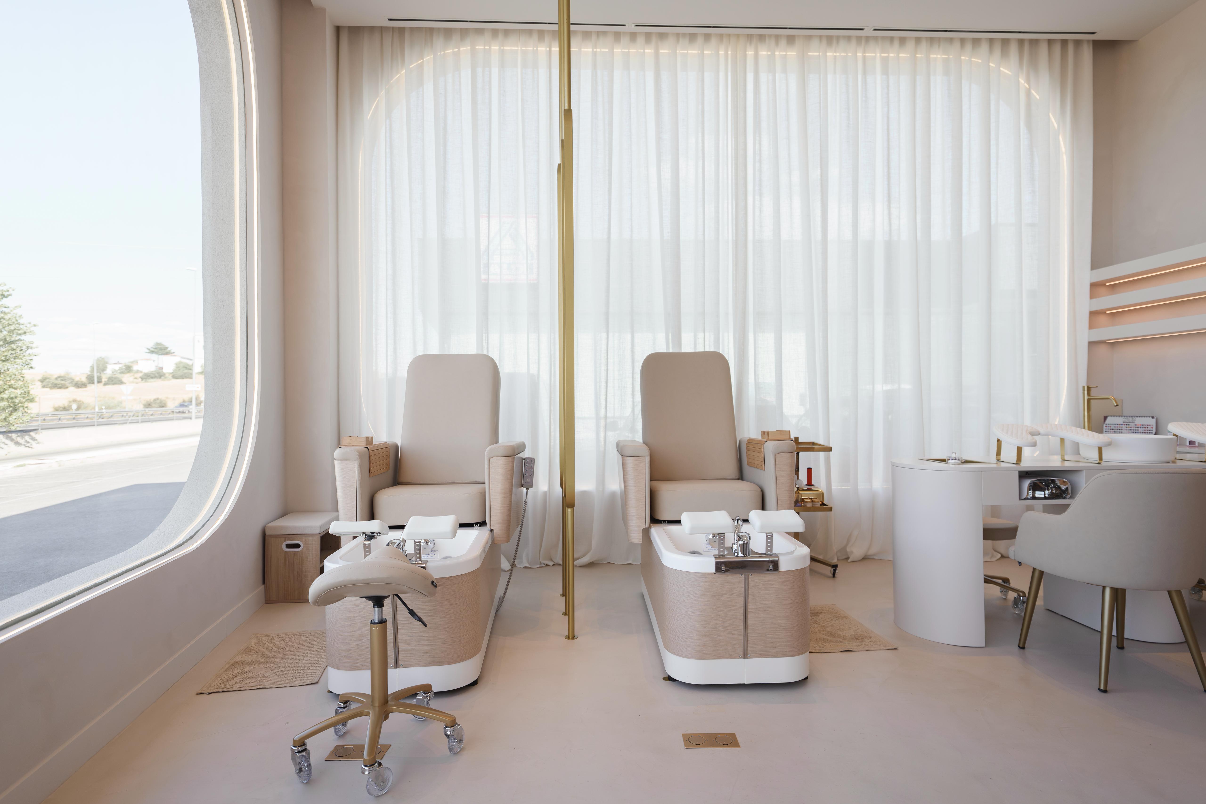 Педикюрные кресла FOOT DREAM LUXURY в светлом дереве со стульчиком мастера SGABI