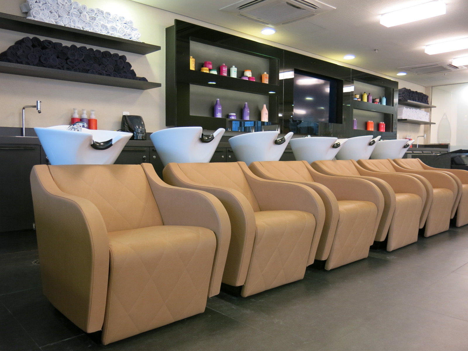 Парикмахерские кресла Lioness Maletti в бежевой обивке