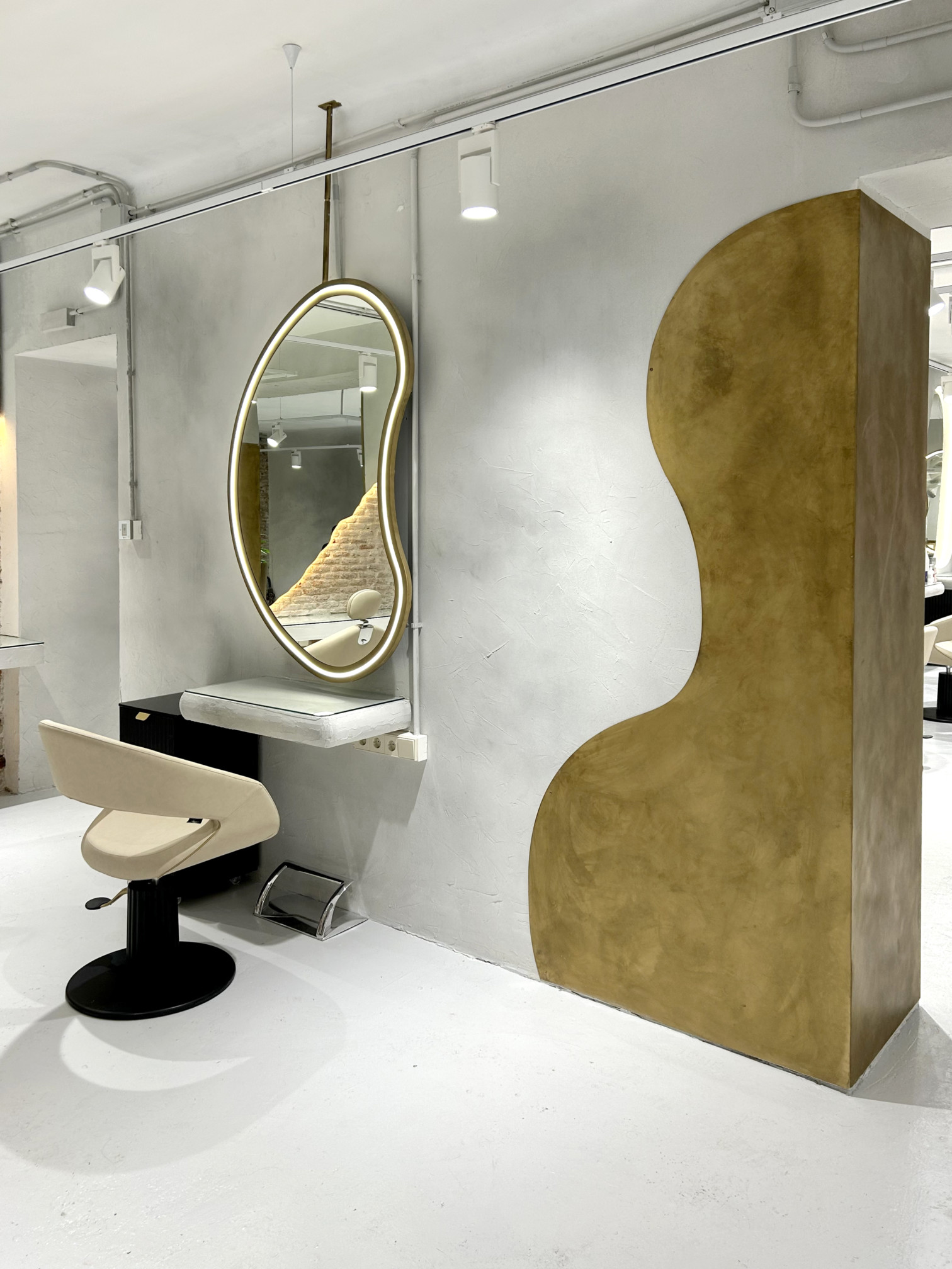 Бежевое парикмахерское кресло CARUSO с подставкой для ног MADAM