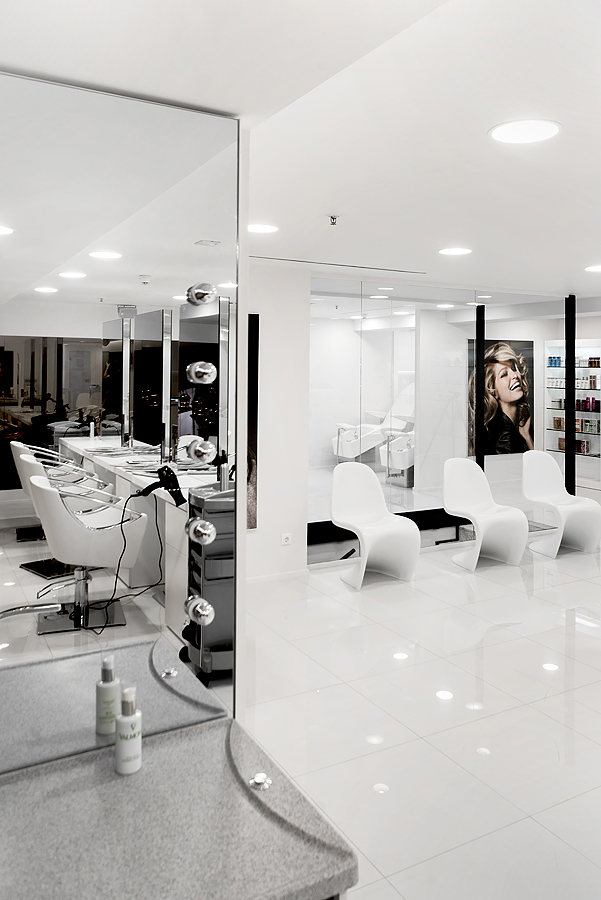 Парикмахерское оборудование Maletti в интерьере Jean-Louis-David в белом цвете