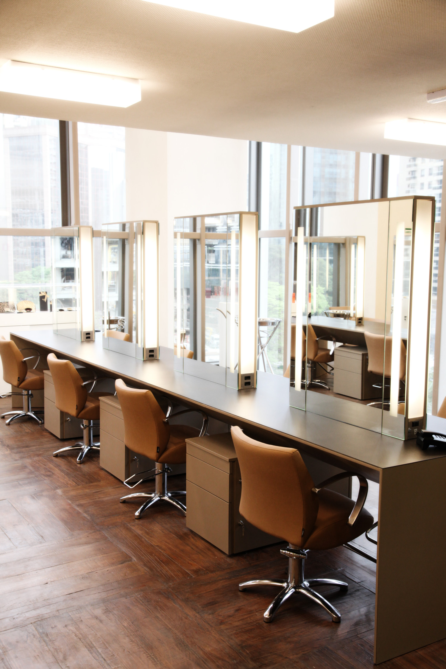 Парикмахерские кресла Lioness Maletti в бежевой обивке