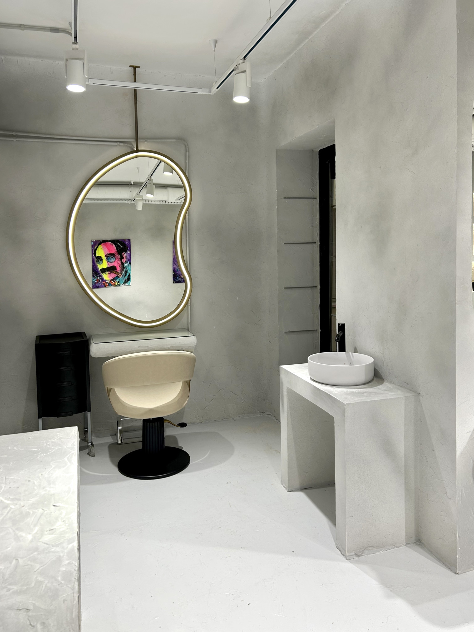 Кресло CARUSO с черной парикмахерской тележкой MANHATTAN