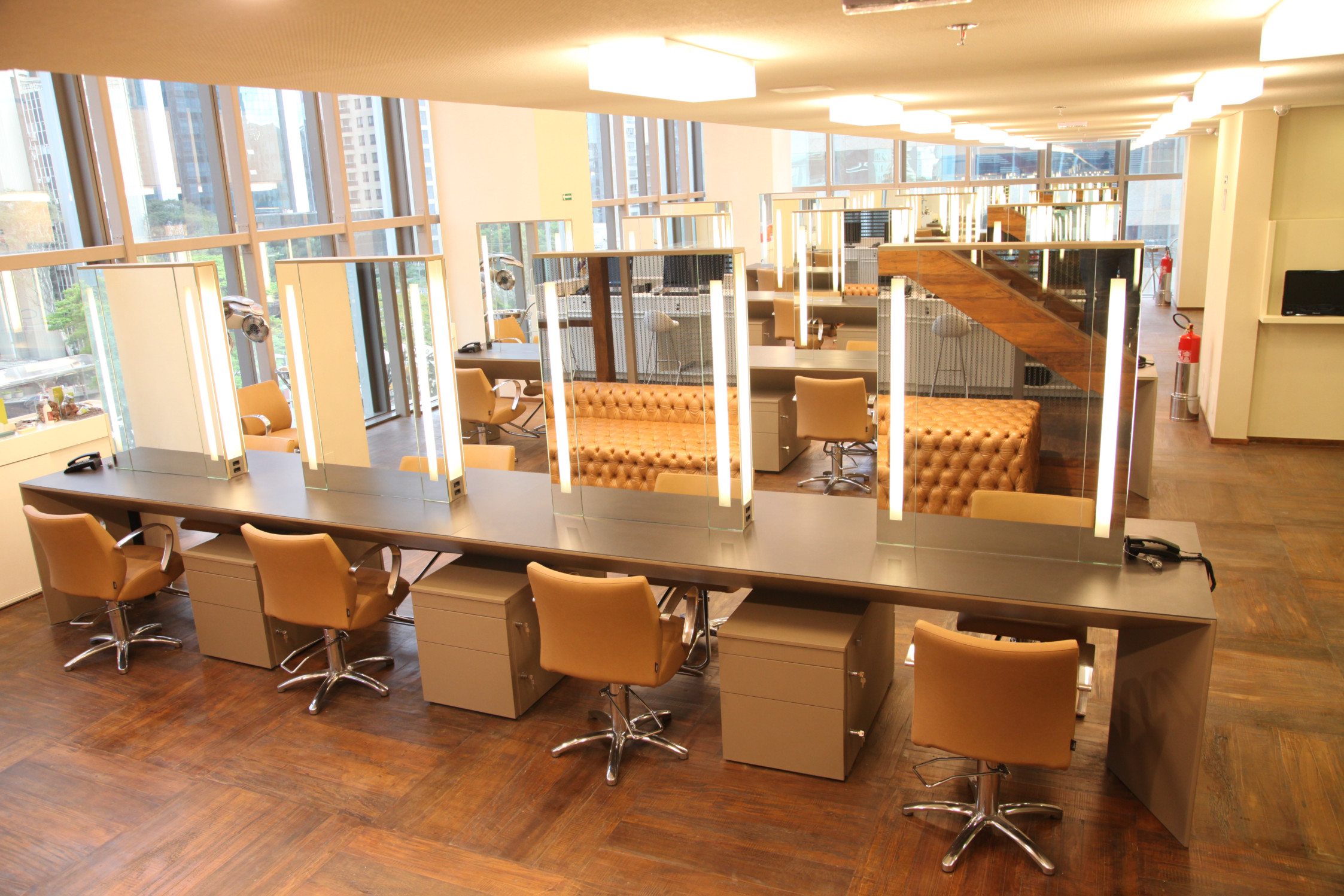 Парикмахерские кресла Lioness Maletti в бежевой обивке