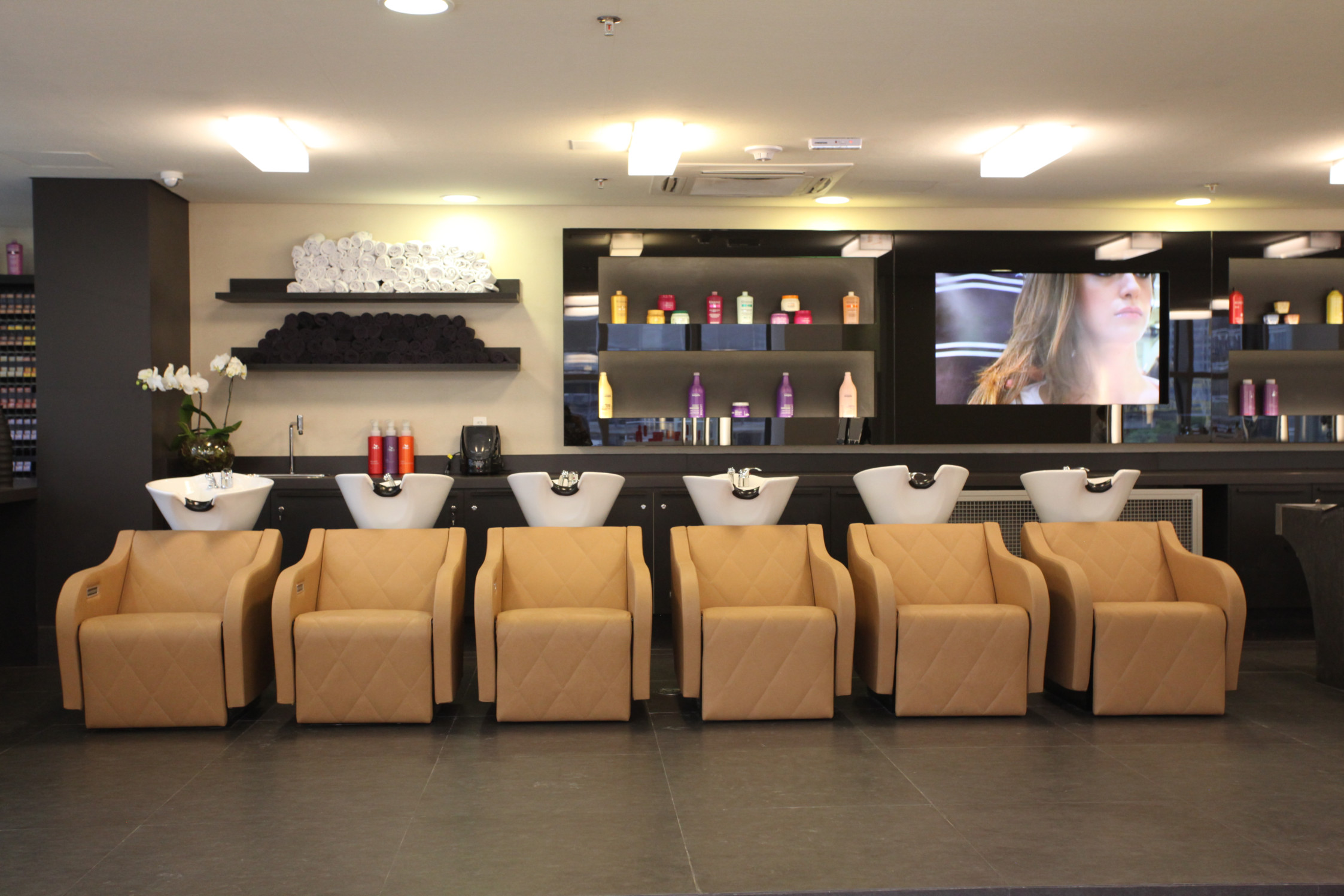 Парикмахерские кресла Lioness Maletti в бежевой обивке