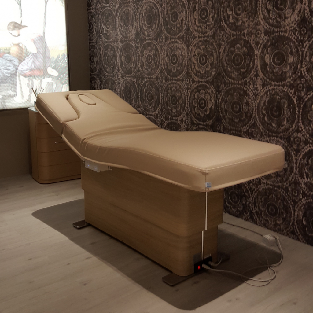 Стол для массажа Omnia с подогревом в салон красоты